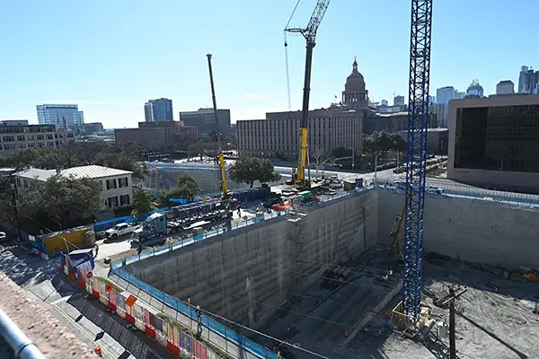 The first crane arrives on Phase II